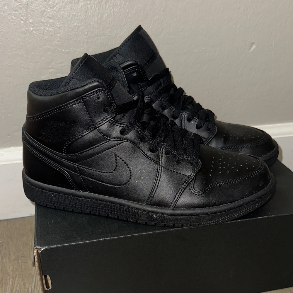 Nike Air Jordan 1 Mids— Triple Black